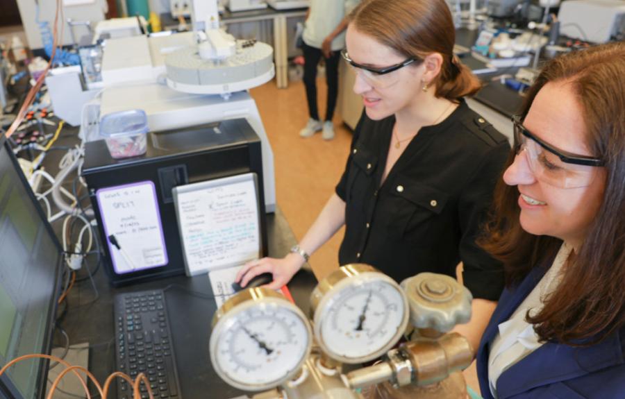 Rebecca Gerdes and Jillian Goldfarb in the Lab